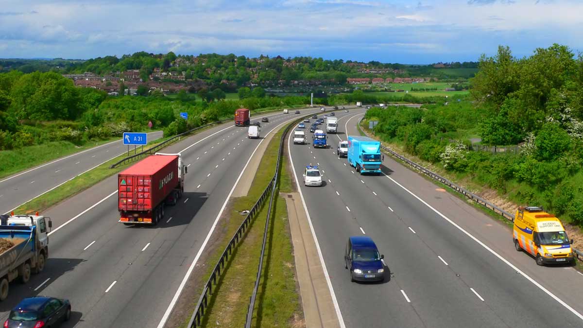 Νέοι κανόνες για τη μείωση της ρύπανσης από φορτηγά και λεωφορεία