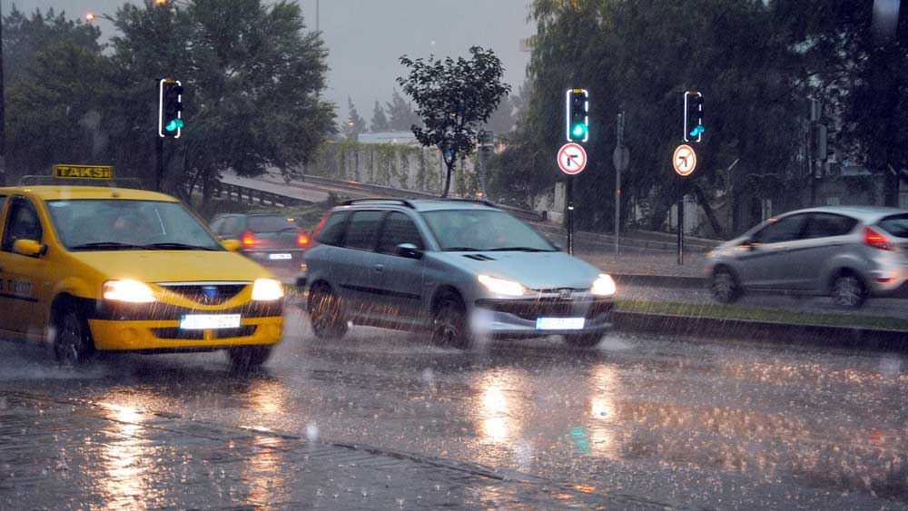 Οδηγώντας με ασφάλεια στη βροχή