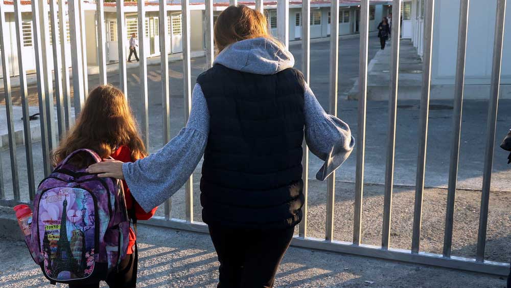 Αντιπολίτευση: Η κυβέρνηση τιμωρεί τους γονείς με μείωση αποδοχών