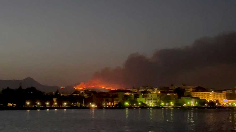 Εικόνα του άρθρου Μεγάλες αναζωπυρώσεις στην Κέρκυρα. Εκτός ελέγχου η φωτιά στη Ρόδο