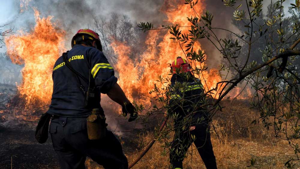 Κρήτη: Μαίνεται η φωτιά στο Λασίθι