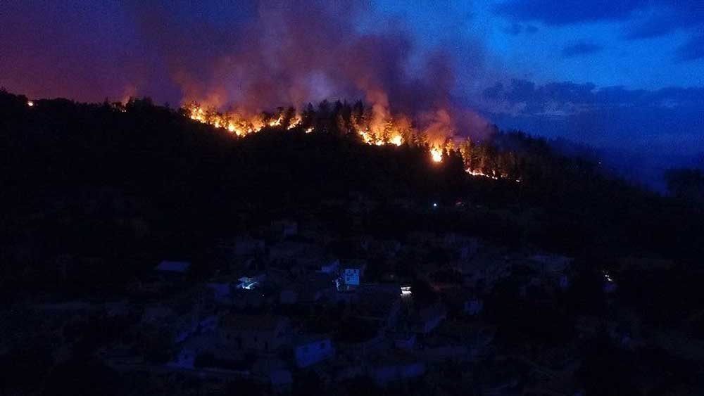 Μαίνεται η πυρκαγιά στην περιοχή Γάια Ευβοίας