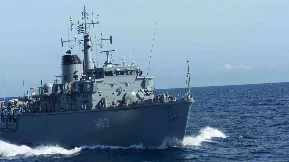 Πειραιάς: Σύγκρουση φορτηγού πλοίου με πολεμικό σκάφος