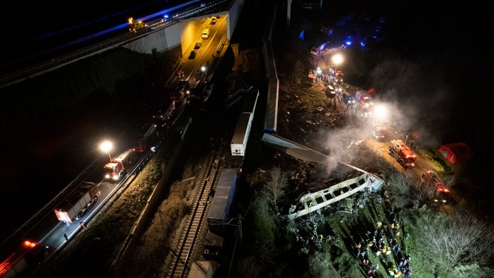 Εικόνα του άρθρου Τραγωδία: 32 νεκροί στα Τέμπη, σε σύγκρουση τρένων