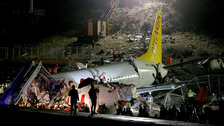 Εικόνα του άρθρου Κωνσταντινούπολη: Boeing 737 σε αεροδιάδρομο κόπηκε στα τρία (upd)