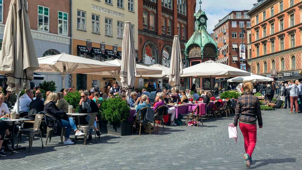 Η Δανία επιστρέφει στη «ζωή όπως την ξέραμε»