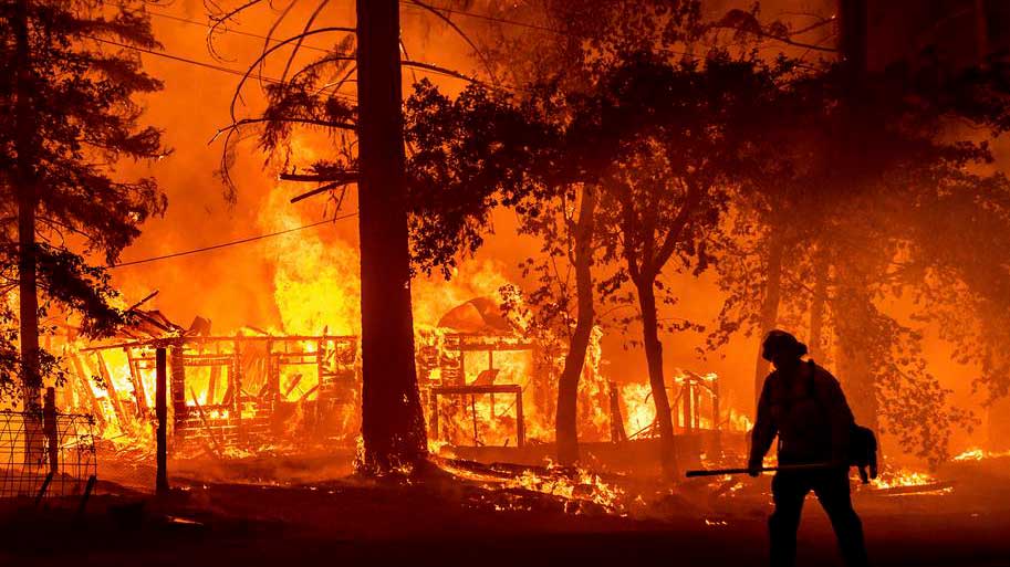 ΗΠΑ: Μια τεράστια φωτιά έχει δημιουργήσει δικό της κλίμα
