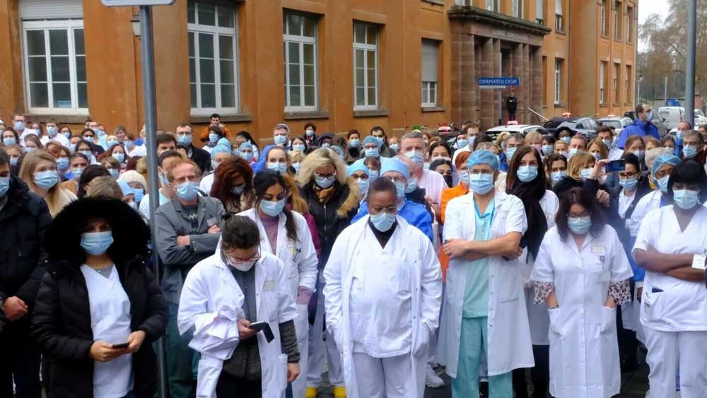 Γαλλία: Ενός λεπτού σιγή για «τον θάνατο του δημόσιου νοσοκομείου»