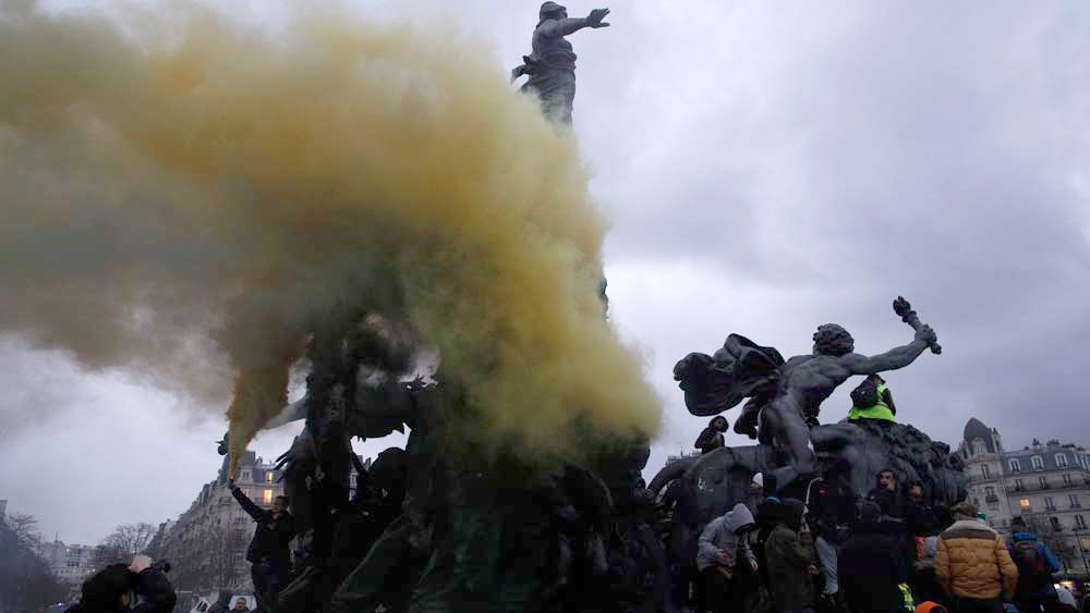 Εικόνα του άρθρου Γαλλία: Δακρυγόνα, βία και βόμβες μολότοφ