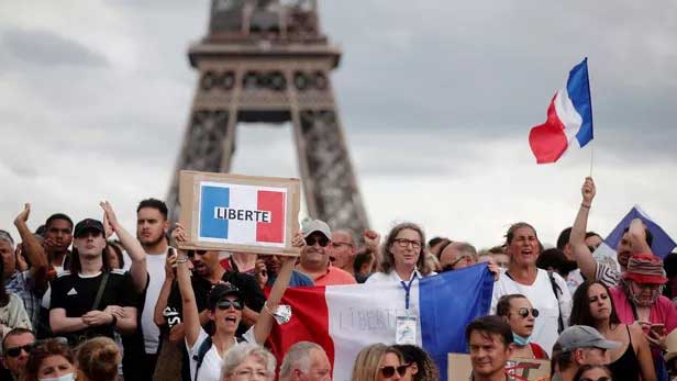 Γαλλία: «Μακρόν, δεν θέλουμε το πιστοποιητικό σου»