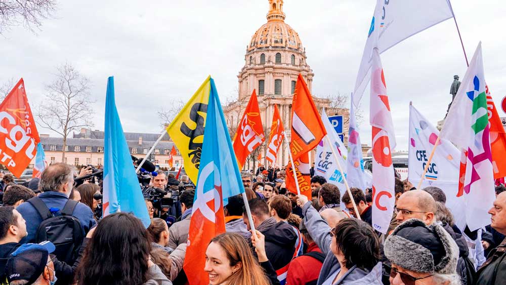 Γαλλία: Οριακά επιβίωσε η κυβέρνηση Μακρόν