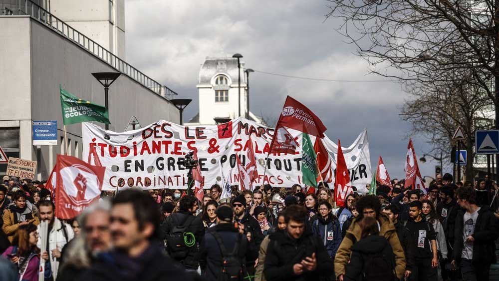 Γαλλία: Συνεχίζουν οργισμένοι τις διαδηλώσεις