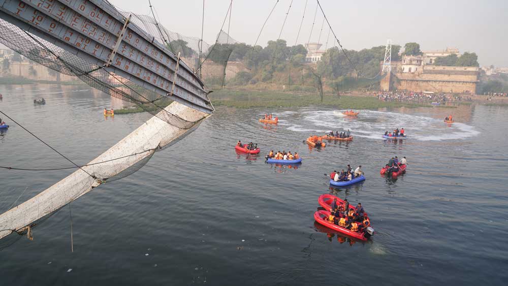 Ινδία: Πάνω από 130 νεκροί από την κατάρρευση της γέφυρας