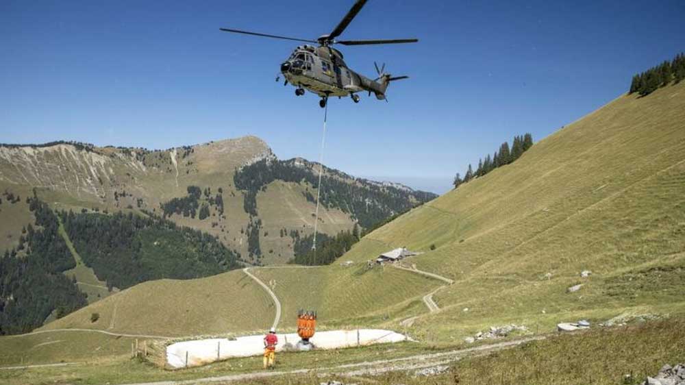 Ελβετία: Με ελικόπτερα μεταφέρουν νερό στα διψασμένα ζώα