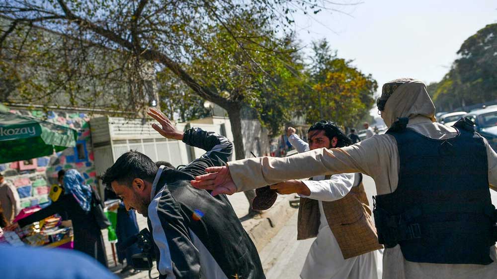 Οι Ταλιμπάν κατά δημοσιογράφων και γυναικών
