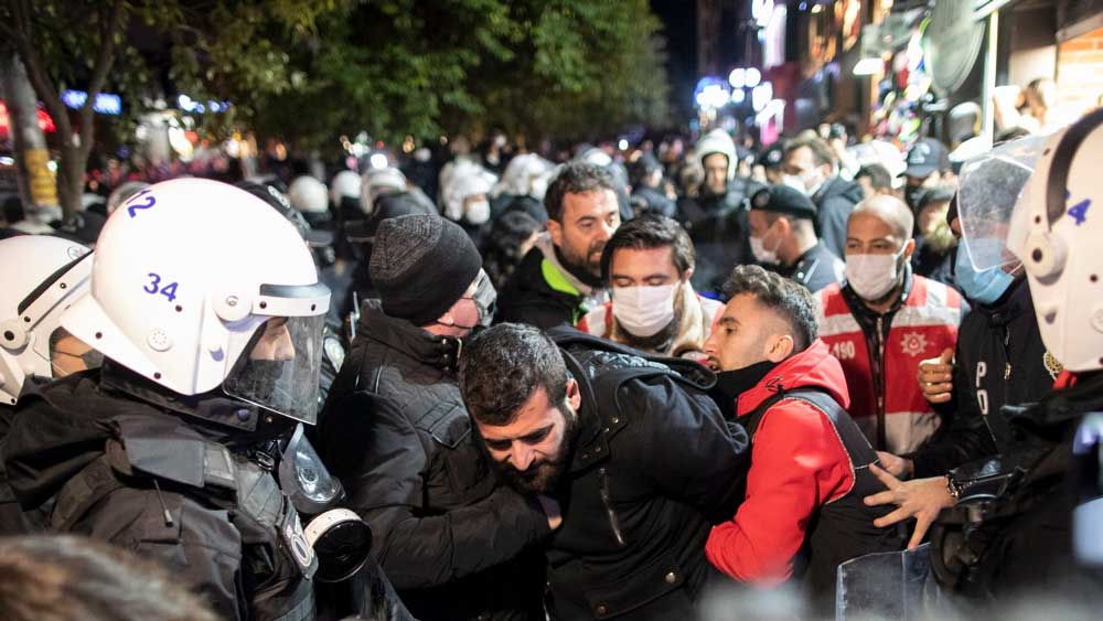 Τουρκία: Συλλήψεις διαδηλωτών, ουρές στα βενζινάδικα