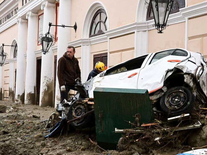 Ιταλία-Ίσκια: Νεκροί και αγνοούμενοι από τις καταστροφικές πλημμύρες