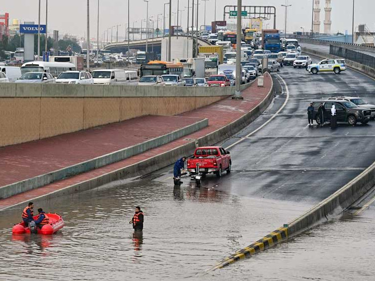 Καταρρακτώδεις βροχές πλήττουν τις χώρες του Κόλπου