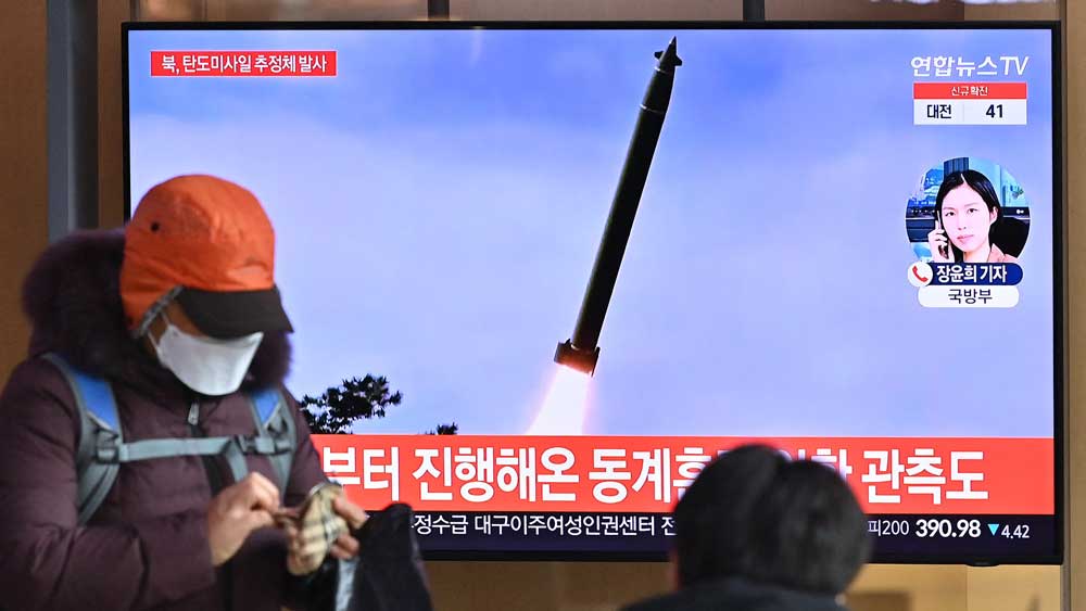 Β. Κορέα: Εκτοξεύει δεύτερο πύραυλο σε μια εβδομάδα