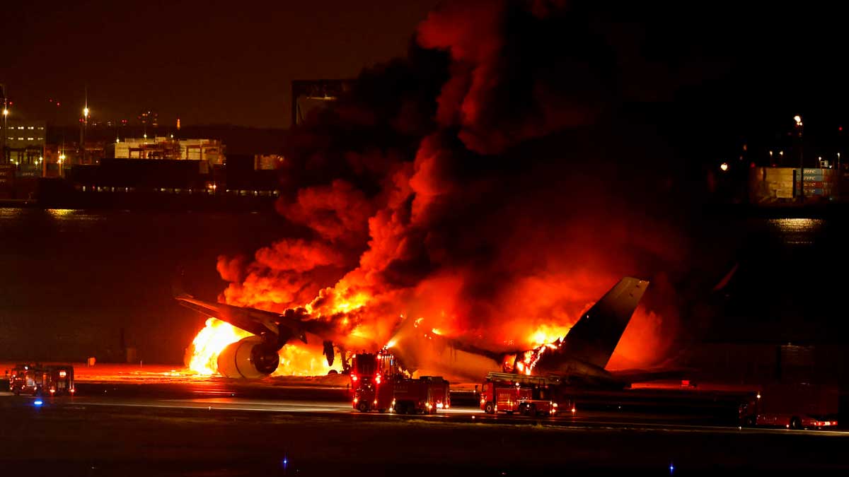 Ιαπωνία: Αεροσκάφος τυλίγεται στις φλόγες
