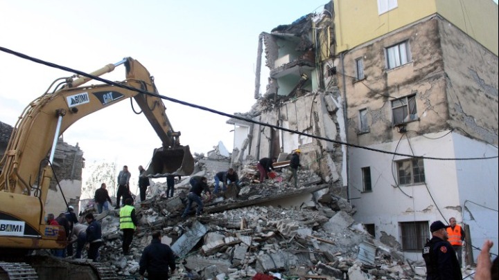 Αυξάνεται ο αριθμός των νεκρών από το σεισμό στην Αλβανία