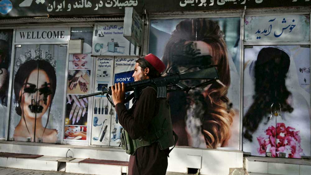 Η εικόνα των γυναικών ξεθωριάζει στους δρόμους της Καμπούλ