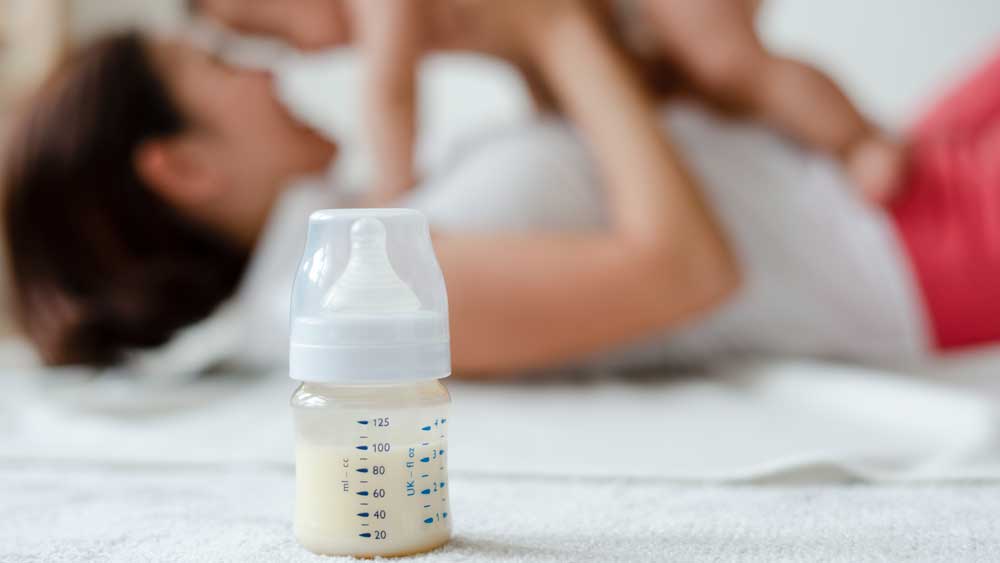Οι γονείς πληρώνουν το ακριβότερο βρεφικό γάλα στην Ευρώπη