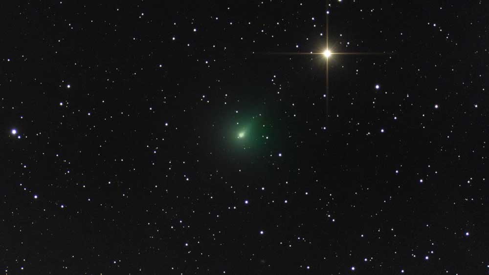 Ένας κομήτης διασχίζει τον ανοιξιάτικο ουρανό