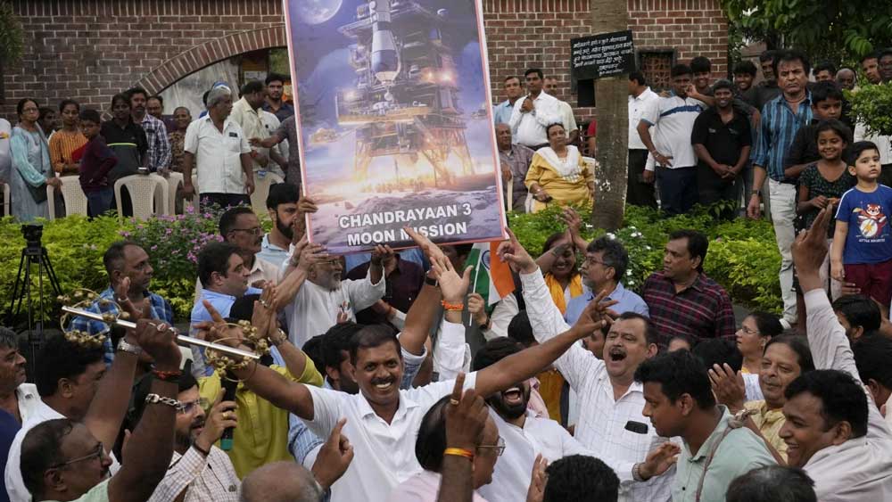 Η Ινδία «πάτησε» στο νότιο πόλο του φεγγαριού