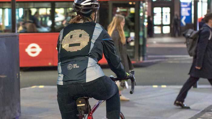 Εικόνα του άρθρου «Emoji Jacket», για την ασφάλεια των ποδηλατιστών