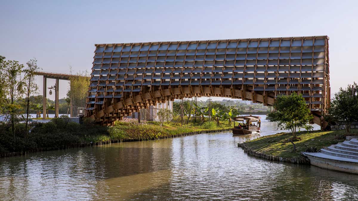 Μια ξύλινη γέφυρα σε θέρετρο οικολογικού τουρισμού