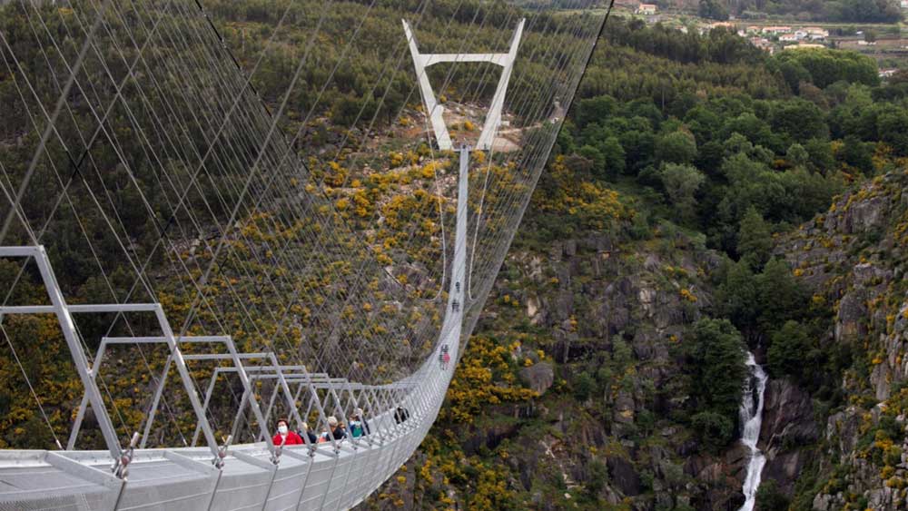Πορτογαλία: Η μεγαλύτερη κρεμαστή πεζογέφυρα στον κόσμο