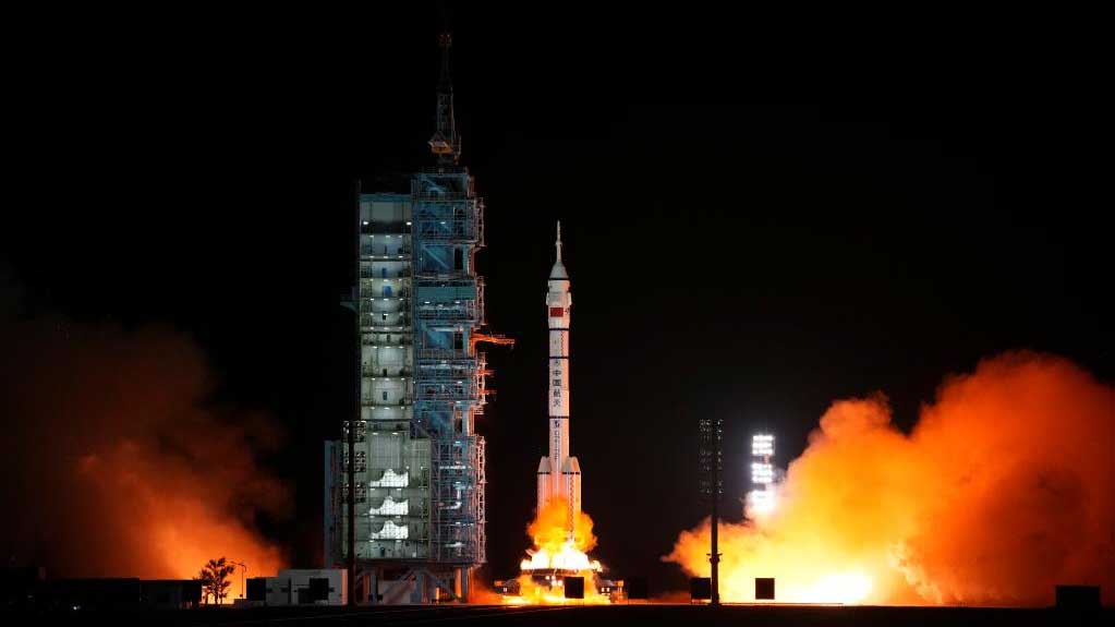 Κίνα: Τρεις αστροναύτες ταξιδεύουν στο «Ουράνιο Παλάτι»