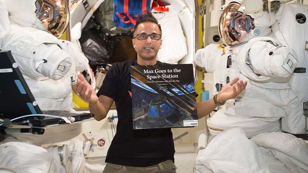 Αστροναύτες διαβάζουν παραμύθια στα παιδιά