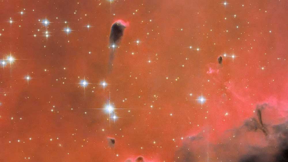 Εικόνα του άρθρου Το Hubble «αιχμαλωτίζει» ένα λαμπερό κόκκινο νεφέλωμα