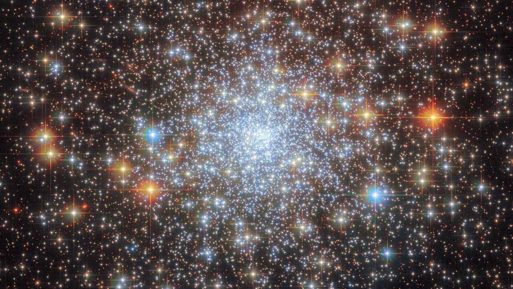 Το Hubble ρίχνει ματιές σε ένα λαμπερό γαλαξιακό σμήνος