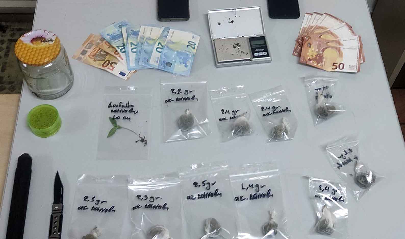 Δύο συλλήψεις για οπλοκατοχή, ναρκωτικά και πλαστά 50ευρα