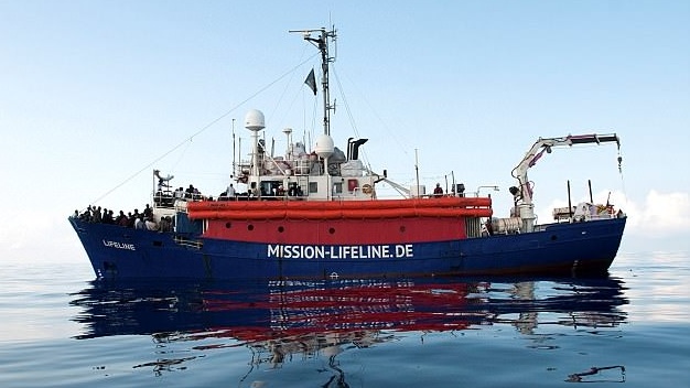 Το Lifeline με 234 μετανάστες βρήκε λιμάνι(;)