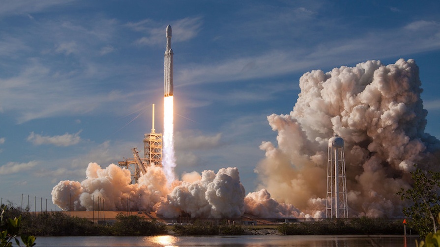 Ένας πύραυλος μαζί με ένα Tesla ταξιδεύουν στο διάστημα