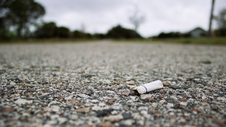Ο λογαριασμός στις καπνοβιομηχανίες για τα αποτσίγαρα στους δρόμους