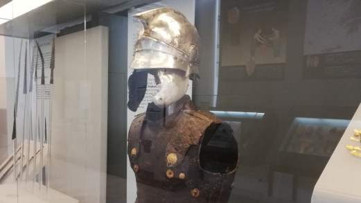 Μια πανοπλία στο Αρχαιολογικό Μουσείο Ηγουμενίτσας