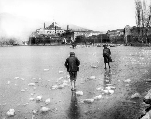 Βόλτες… στην παγωμένη λίμνη
