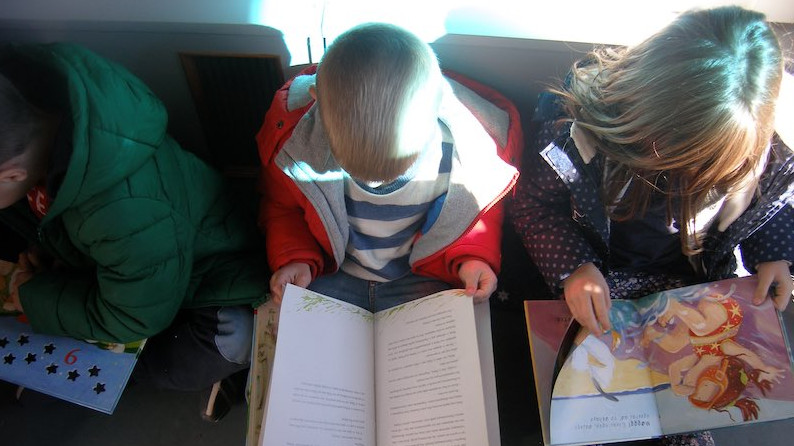 Εικόνα του άρθρου Περισσότερα παιδιά στη βιβλιοθήκη, παρά τις δυσκολίες