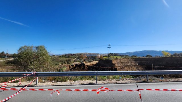 Εικόνα του άρθρου Ένα αντιπλημμυρικό έργο, η καταβόθρα και η καθίζηση στην εθνική οδό