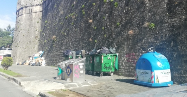 Τείχη Κάστρου-σκουπίδια: μια «αγκαλιά»