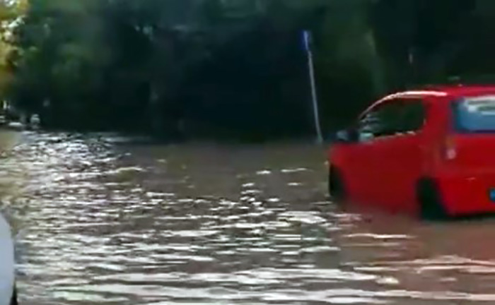 Άρης Μπαρτζώκας: Πλημμύρες λόγω «πτώσης φύλλων»