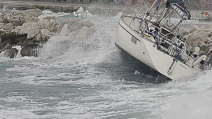 Εικόνα του άρθρου «Ιανός»: Κλειστές πορθμιακές γραμμές, αναμένονται κύματα 7 μέτρων