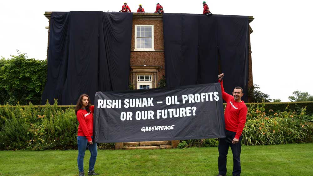 Εικόνα του άρθρου Βρετανία: Ακτιβιστές της Greenpeace «μαύρισαν» το σπίτι του πρωθυπουργού