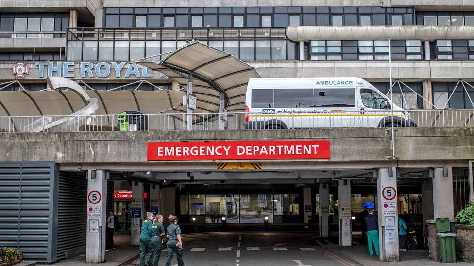 Βρετανία: Αντιμέτωπα με «τσουνάμι» τα νοσοκομεία