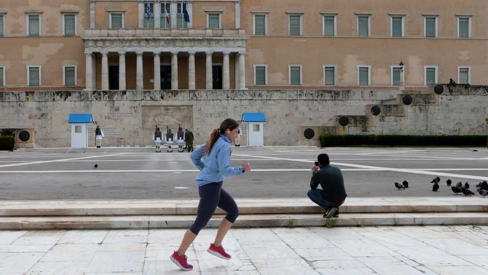 Οι λόγοι που οι Έλληνες πειθάρχησαν στα περιοριστικά μέτρα